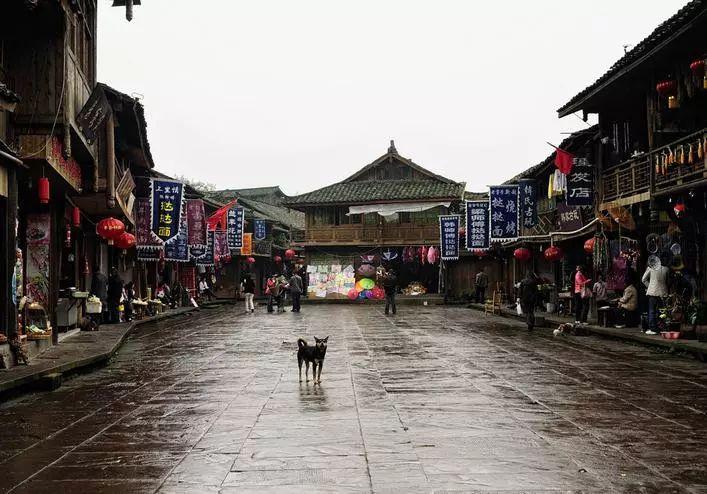 匆忙离开
